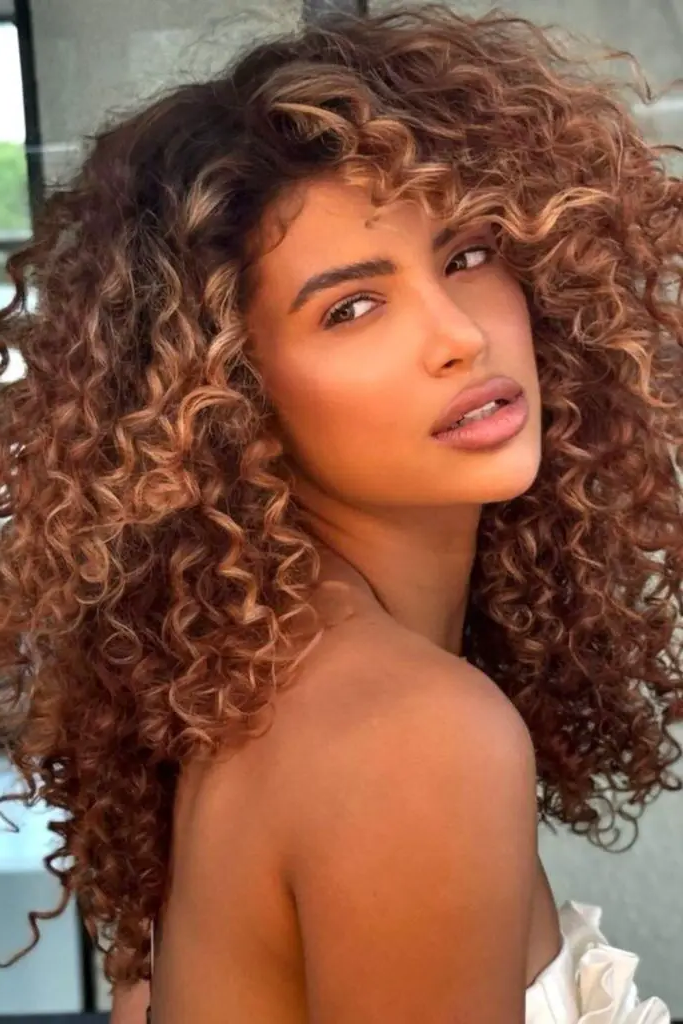 27 Cute Curly Wig Hairstyles 18 16. Golden Hour Glow