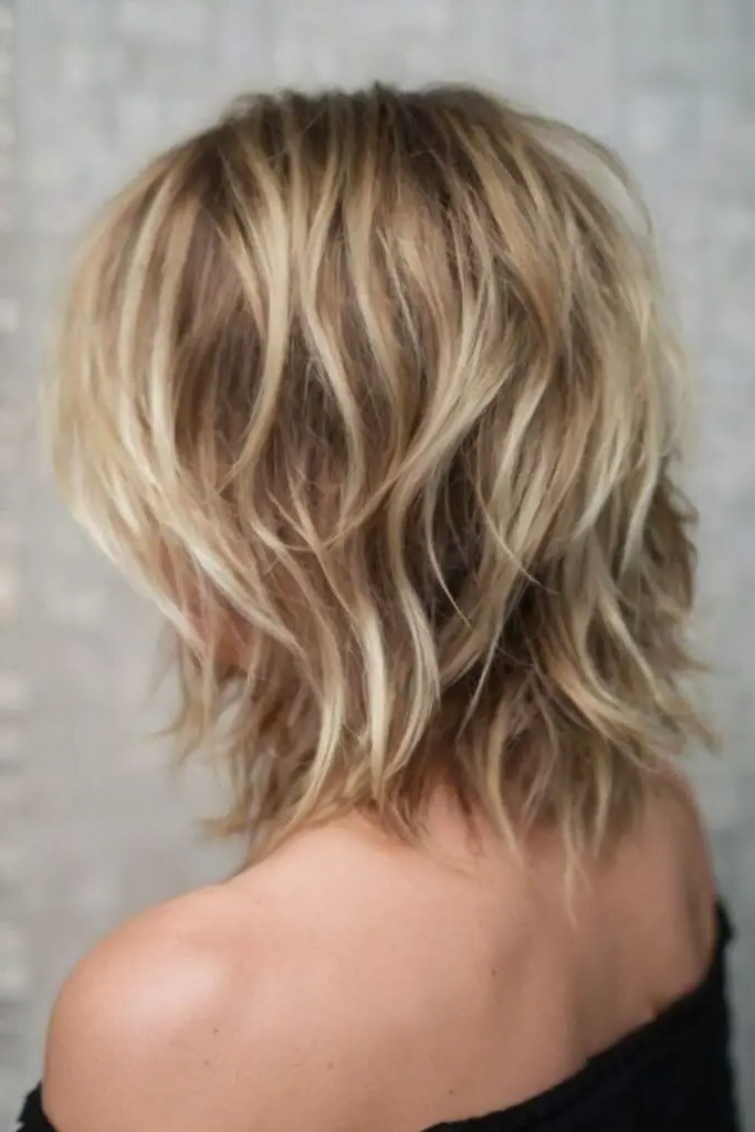 27 Gorgeous Short Hair Back View Styles 18 16. Soft Layered Shag
