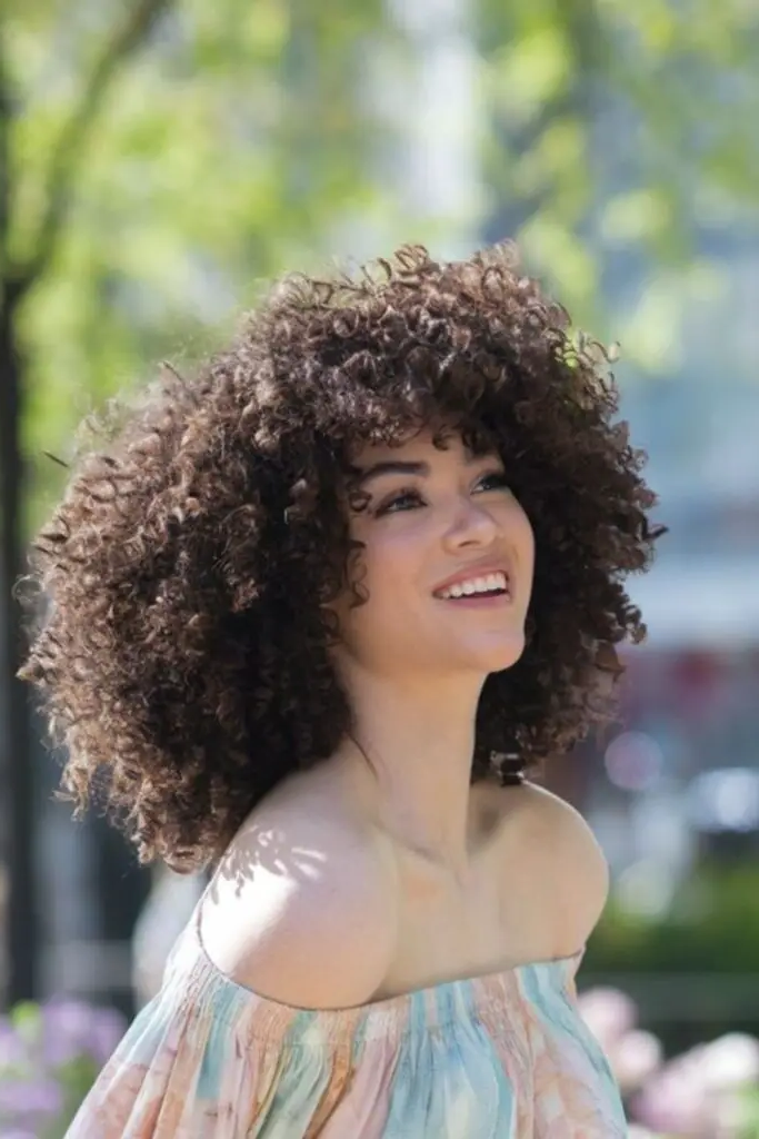 27 Easy Latina Hairstyles 19 17. Curly Afro with Defined Shape