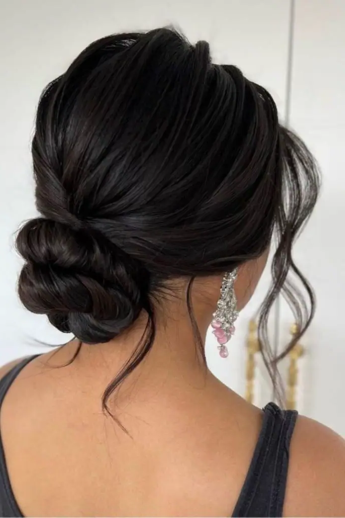 27 Easy Latina Hairstyles 21 19. Polished Low Chignon