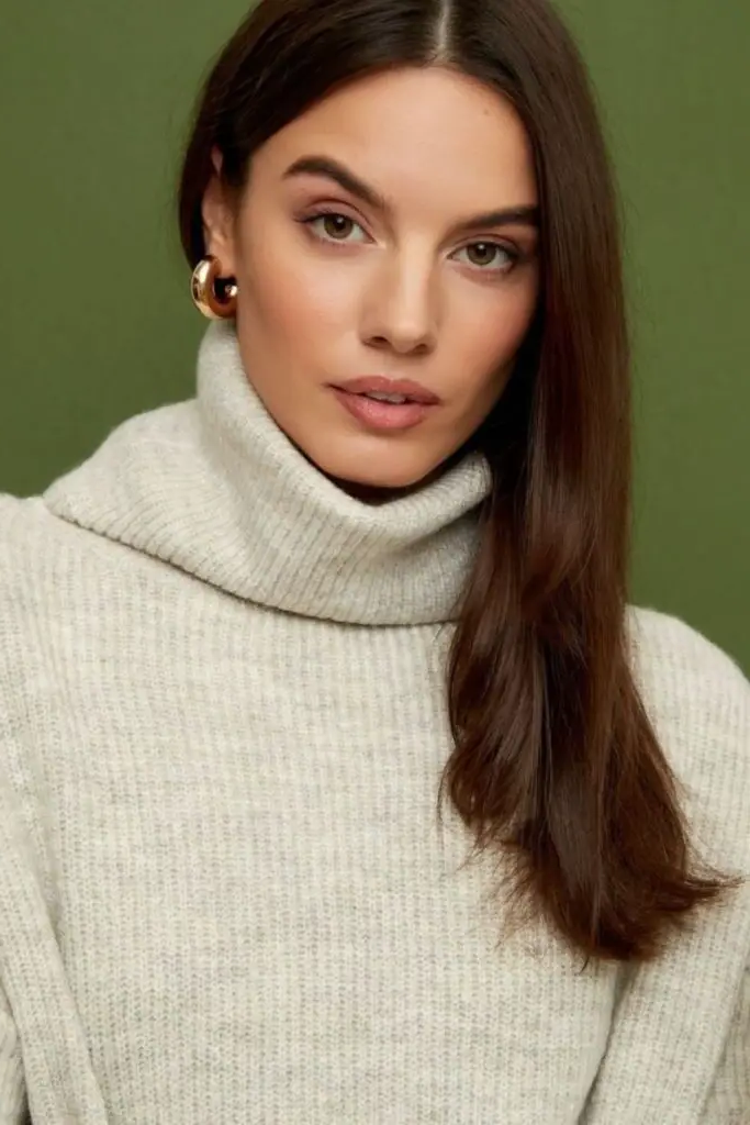 27 Stunning Turtle Neck Hairstyles 25 23. Center Part with Glossy Straight Lengths