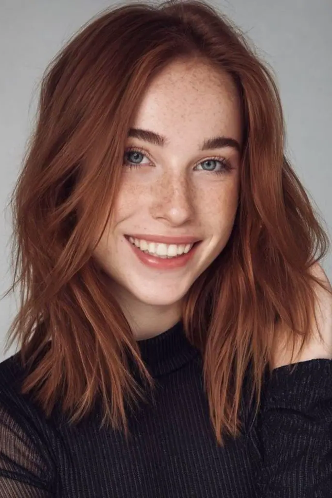 28 Trendy Spring 2025 Hair Trends 25 23. Textured Auburn Lob