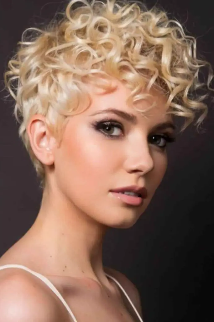 28 Stunning Curly Pixie Hairstyles 27 25. Blazing Sun Curl Bloom