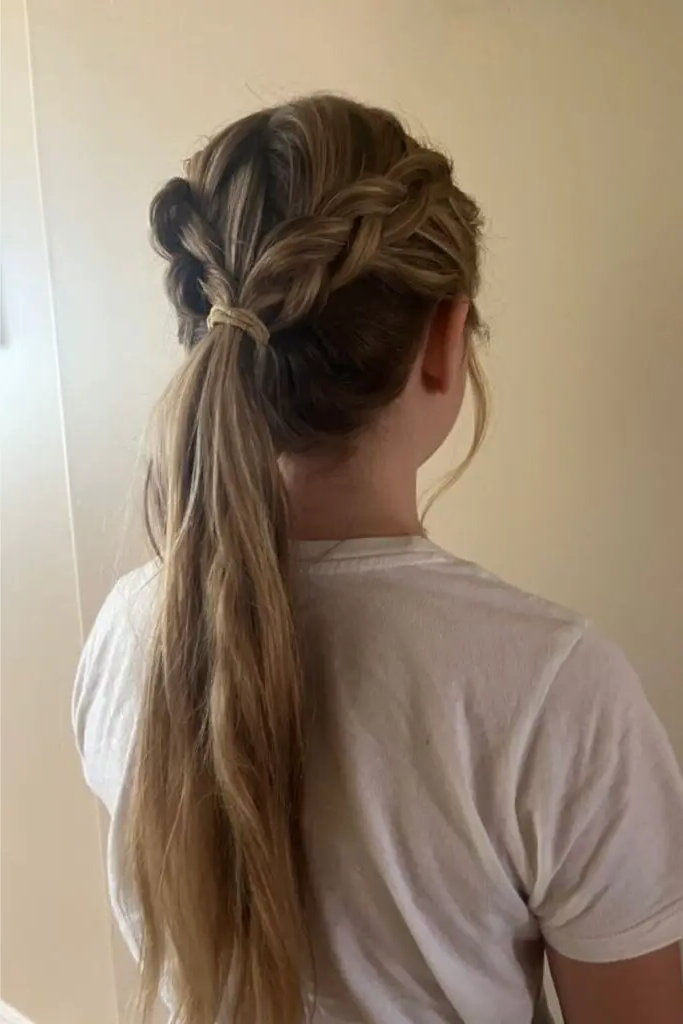 27 Easy Latina Hairstyles 28 26. Soft Ponytail with Loose Braid