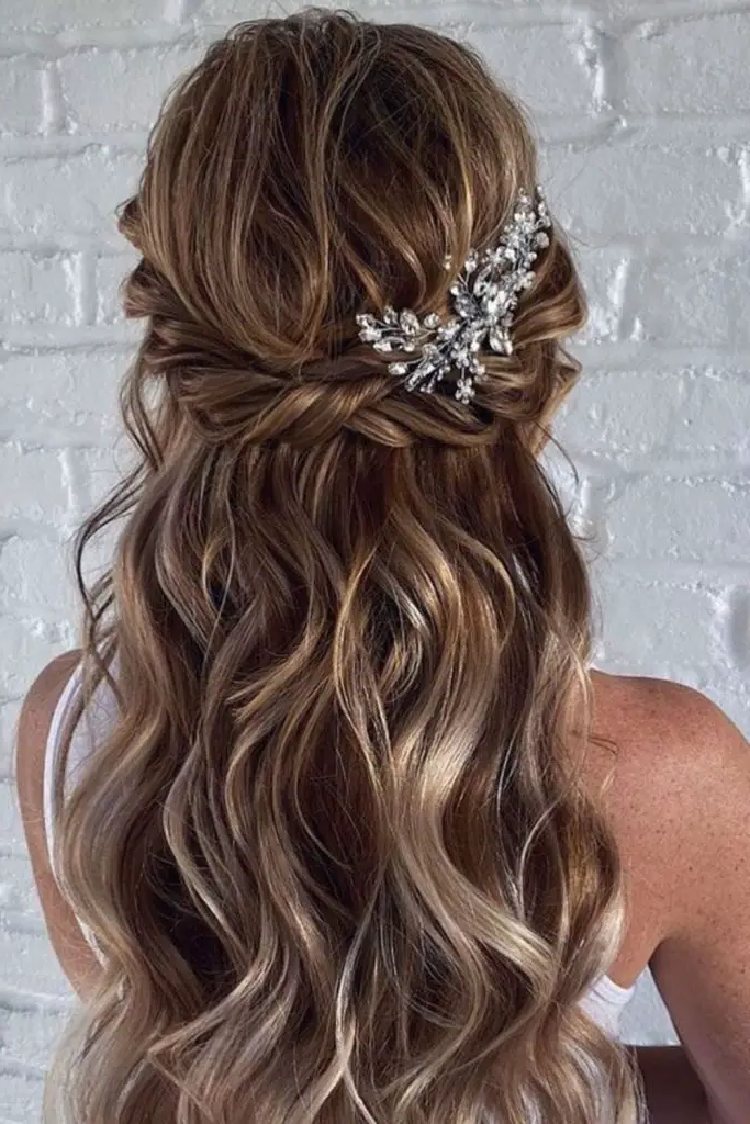 27 Easy Latina Hairstyles 9 7. Twisted Half-Up Half-Down