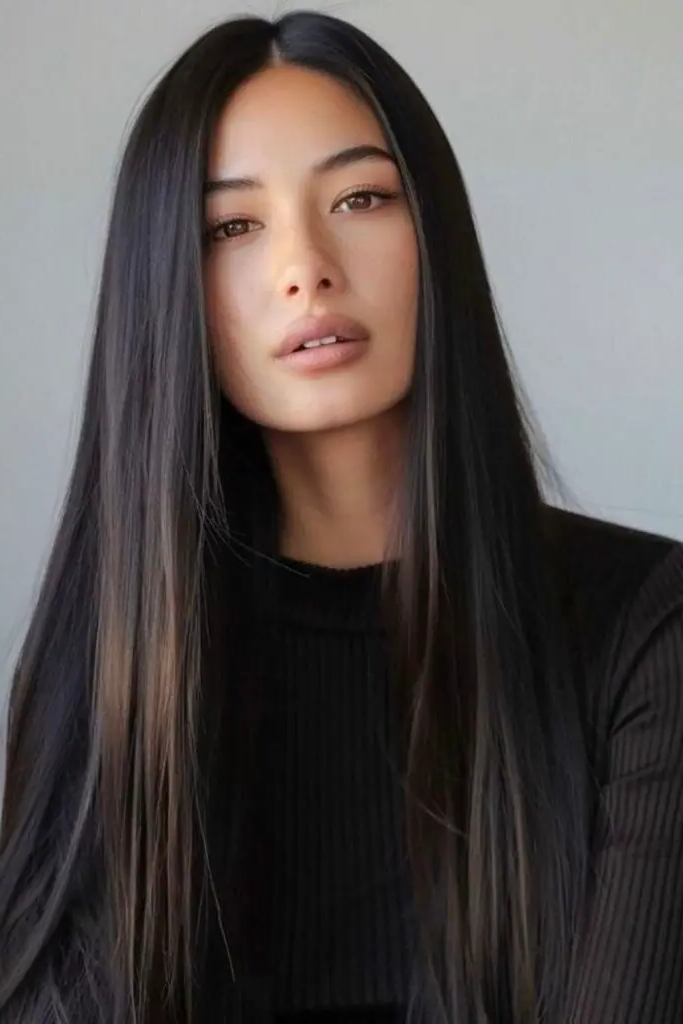 27 Easy Latina Hairstyles 11 9. Sleek and Straight with Center Part