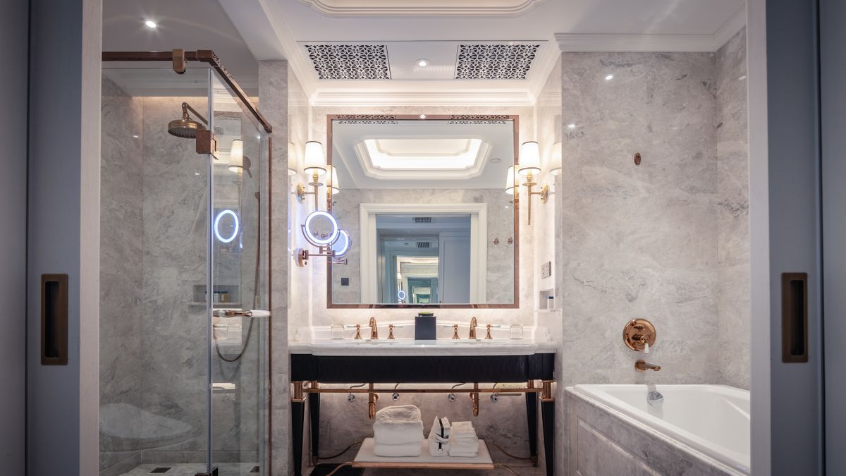 Luxury Bathroom Home Decor Ideas for a Spa-Like Experience 5 Elegant bathroom with marble sink, bathtub, and mirror with ambient lighting