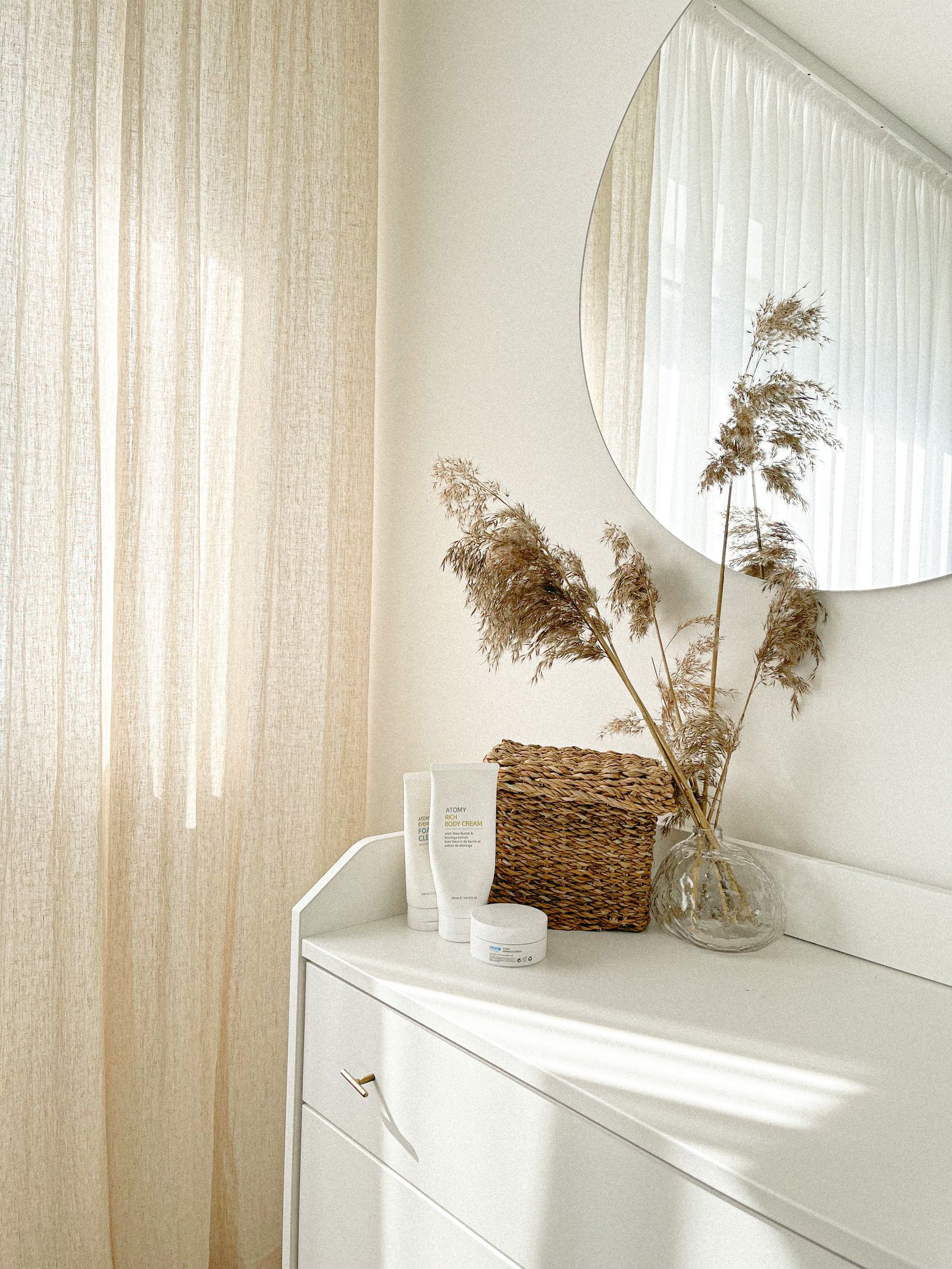 Japandi Interior Design – Minimal, Calm & Functional Living 5 Low profile minimalist furniture in a Japandi room